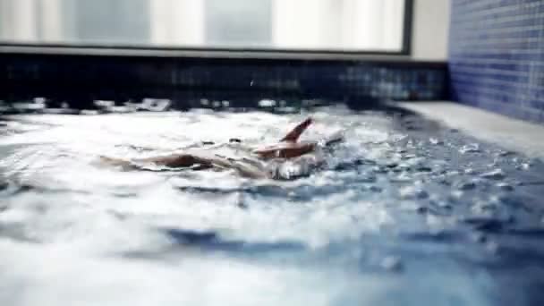 Mujer en la piscina — Vídeos de Stock