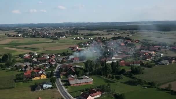 Panorama dia vanuit helikopter vertegenwoordigen een vallei gevuld met enkele huizen en een klein meer aan de rechterkant van dit landschap schot — Stockvideo