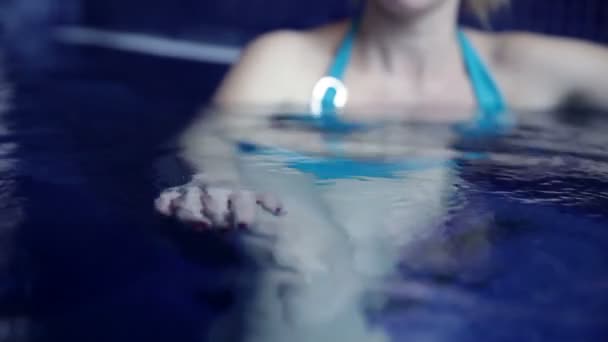 Mujer en la piscina — Vídeos de Stock