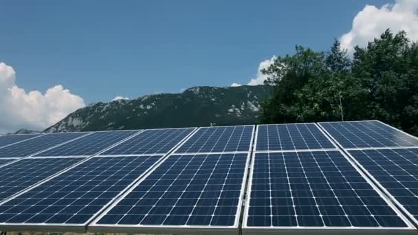 具有自然背景的太阳能电池板 — 图库视频影像