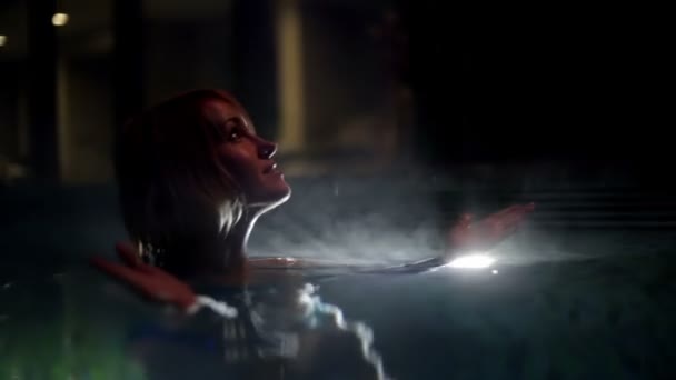 Donna in piscina di notte — Video Stock