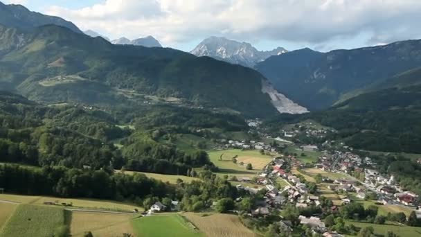 Vue panoramique depuis un hélicoptère représentant une vallée avec de petites villes — Video