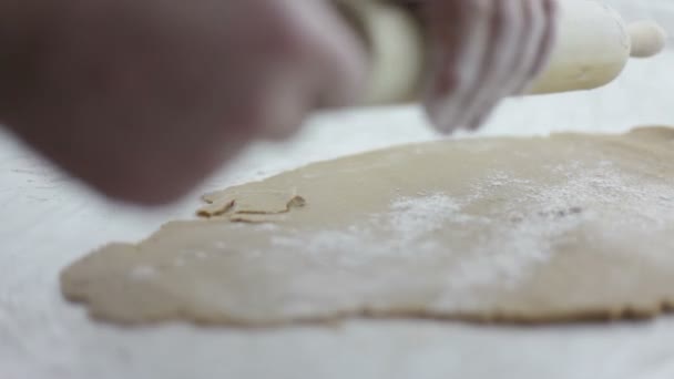 Primer plano de hombre manos que están haciendo masa para galletas — Vídeo de stock