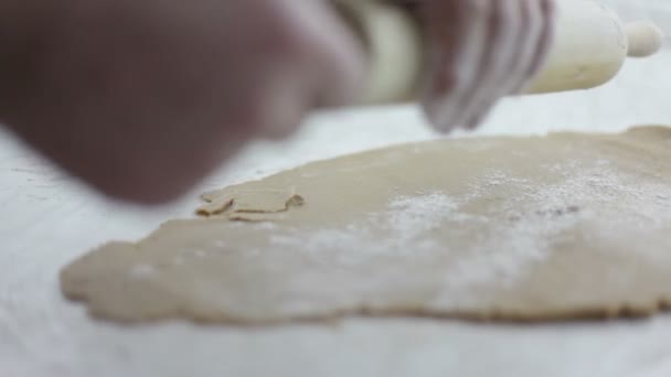 Close up tiro de mãos de homem que estão fazendo massa para biscoitos — Vídeo de Stock