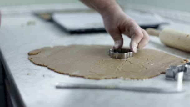 Close-up shot van man handen die deeg voor cookies maken — Stockvideo