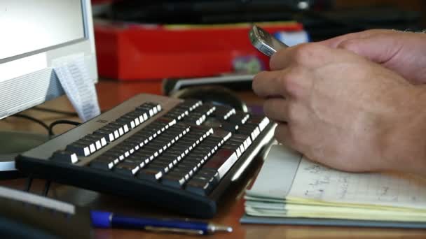 Plan détaillé des mains tapant sur l'ordinateur 