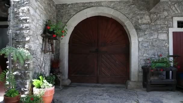 Girato di una porta che apre seminterrato — Video Stock