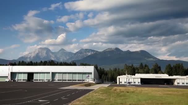 Панорамный слайд-снимок маленького аэропорта — стоковое видео