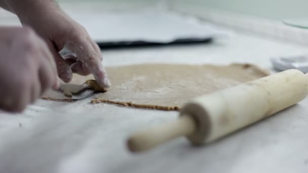 Primer plano de hombre manos que están haciendo masa para galletas — Vídeos de Stock