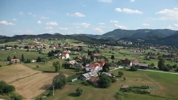 Panorama slide tiro de helicóptero representando vale com pequenas cidades com lotes de casas e outras infra-estruturas — Vídeo de Stock