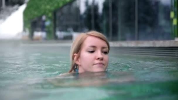 Mujer en la piscina — Vídeo de stock