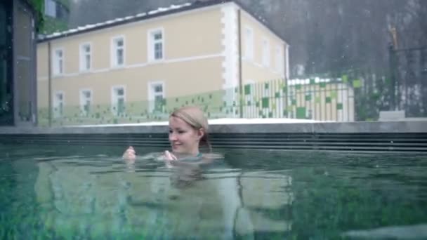 Mulher na piscina — Vídeo de Stock