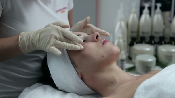 Woman having a facial care — Stock Video