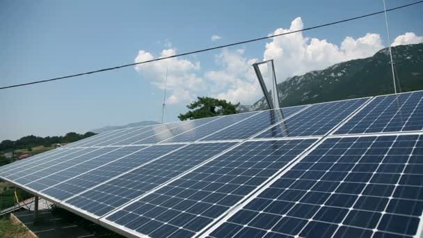 Paneles solares con fondo natural — Vídeos de Stock