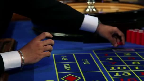 Detalj skott av placerar spel på roulette — Stockvideo