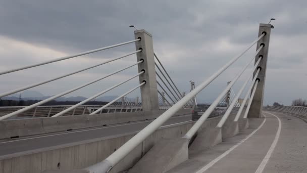 Carro dirigindo através da ponte — Vídeo de Stock