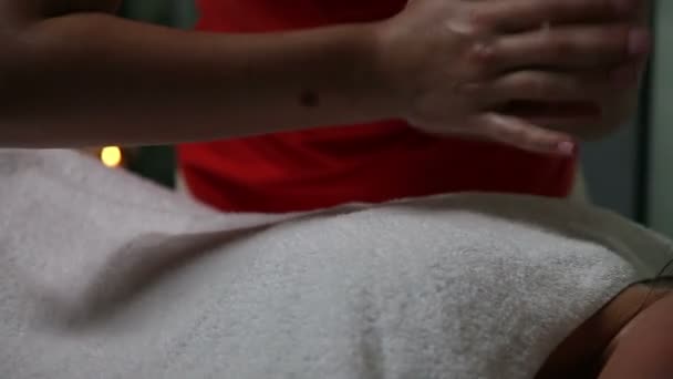 Massage relaxant dans un spa de beauté — Video