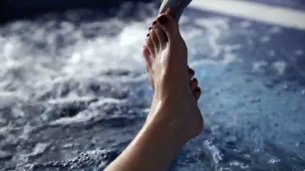 Femme dans la piscine — Video