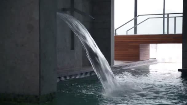 Water splashing in the pool — Stock Video