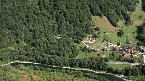 Panorama bild skott från helikopter som representerar kullar täckt med grön skog — Stockvideo