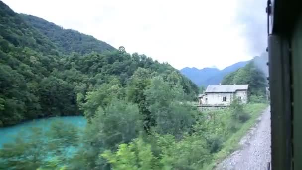 Aufnahme der Landschaft aus dem fahrenden Zug — Stockvideo