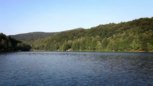 Снимок туристической лодки на озере — стоковое видео