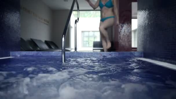 Mujer en la piscina — Vídeos de Stock