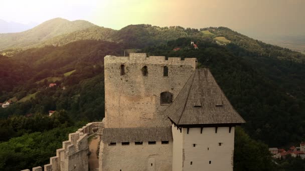 Tiro do castelo de Celje durante o pôr do sol — Vídeo de Stock