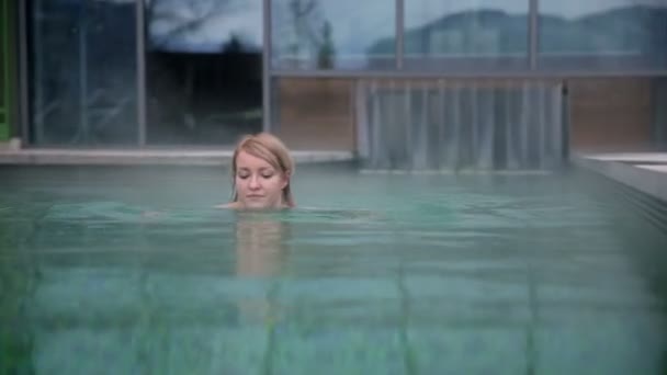 Mujer en la piscina — Vídeo de stock