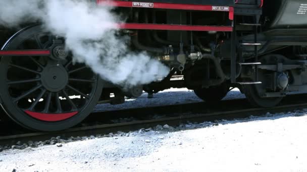 Dois tiros de close-up diferentes de uma locomotiva a vapor velha — Vídeo de Stock