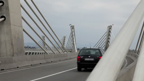 Drving αυτοκινήτου σε όλη την γέφυρα και γυρίσματα από το παρμπρίζ — Αρχείο Βίντεο