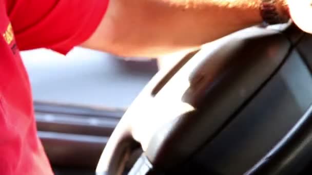 Детальний знімок чоловіка в кабіні водіїв — стокове відео