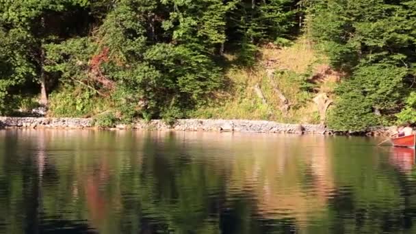 Shot of the unrecognisable couple in rowing the boat — Stock Video