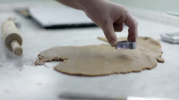 Close-up shot van man handen die deeg voor cookies maken — Stockvideo