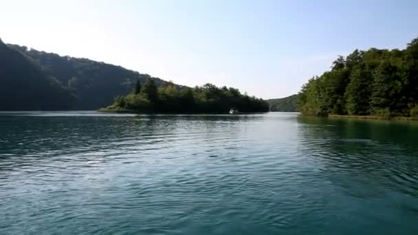 Foto de hermoso paisaje en el parque nacional de Plitvice, hecho desde el barco — Vídeo de stock