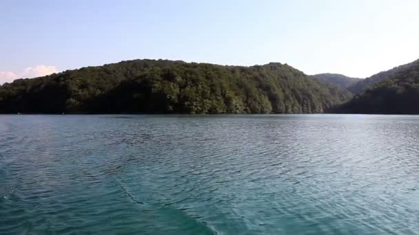 Foto de hermoso paisaje en el parque nacional de Plitvice, hecho desde el barco — Vídeo de stock