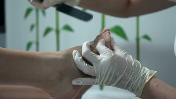 Pedicure in een schoonheid spa — Stockvideo