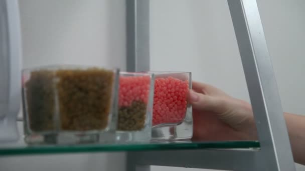 Koude wax in deeltjes voor verwarming — Stockvideo