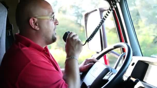 Un disparo de un hombre en la cabina de los conductores — Vídeo de stock