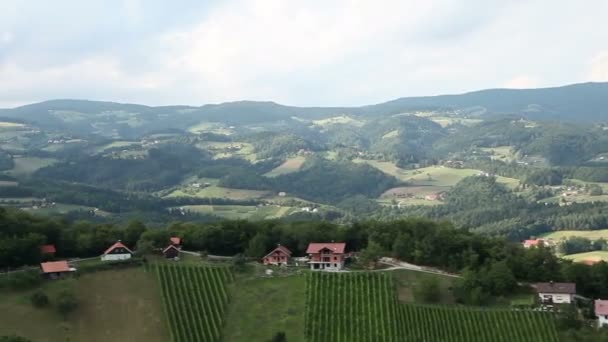 Panorama-Dia-Aufnahme aus dem Hubschrauber, die das Tal mit kleinen Städten mit vielen Häusern und anderen Infrastrukturen darstellt — Stockvideo