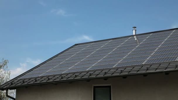 Солнечные панели на крыше — стоковое видео