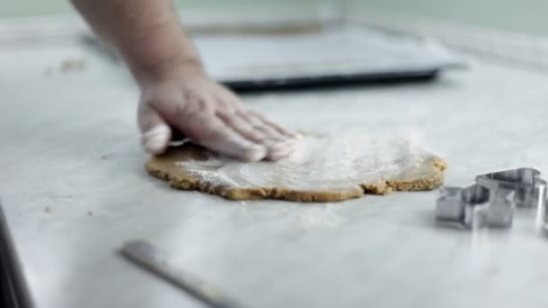 Primer plano de hombre manos que están haciendo masa para galletas — Vídeo de stock