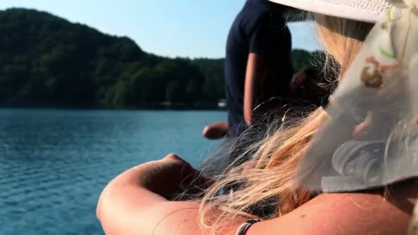 Schot van een jonge vrouw observeren het landschap vanaf de boot — Stockvideo