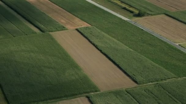 Panorama diapositiva disparado desde helicóptero que representa colinas y valle en el medio que está poblado con algunas casas — Vídeos de Stock