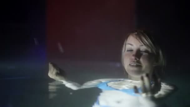 Bonita jovem wwoman na piscina na noite — Vídeo de Stock