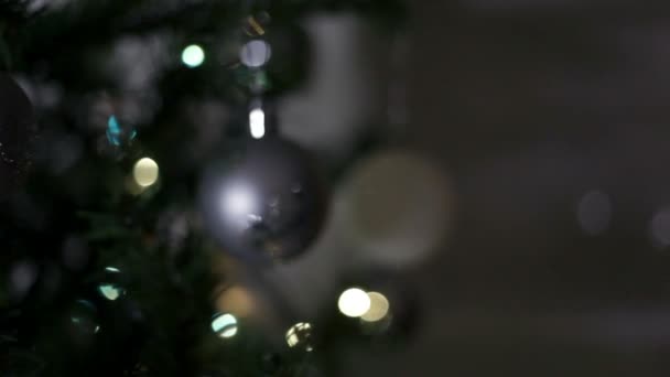 Close up tiro de bolas de prata decorativas no ano novo — Vídeo de Stock