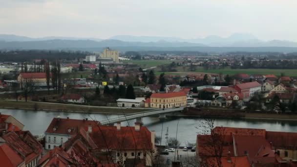 Вид на маленький город у реки — стоковое видео