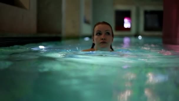 Женщина в бассейне — стоковое видео