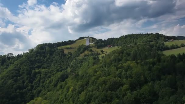 Collina coperta di bosco e prato — Video Stock