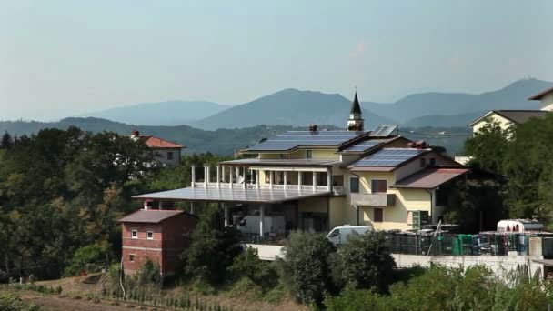 Paneles solares en el techo — Vídeo de stock